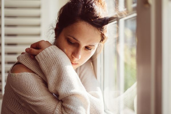 sad looking young woman, exploring the links between nutrition and mental health | Perpetual Wellbeing