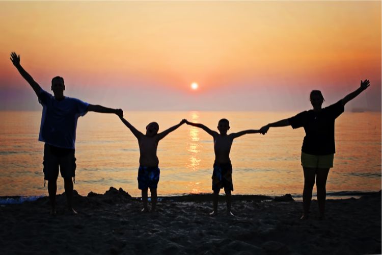 silhouette of family by ocean maling new year health resolutions