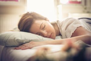 woman sleeping: tips for better sleep