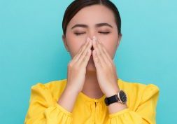 woman sneezing | best natural allergic reaction treatments | Perpetual Wellbeing