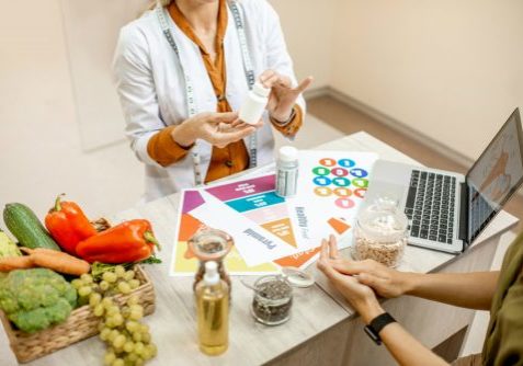 nutritionist with a client: nutritionist vs dietitian: what's the difference? | Perpetual Wellbeing